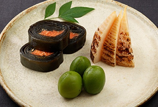 紅鮭昆布巻・穂先筍煮・若桃甘露煮